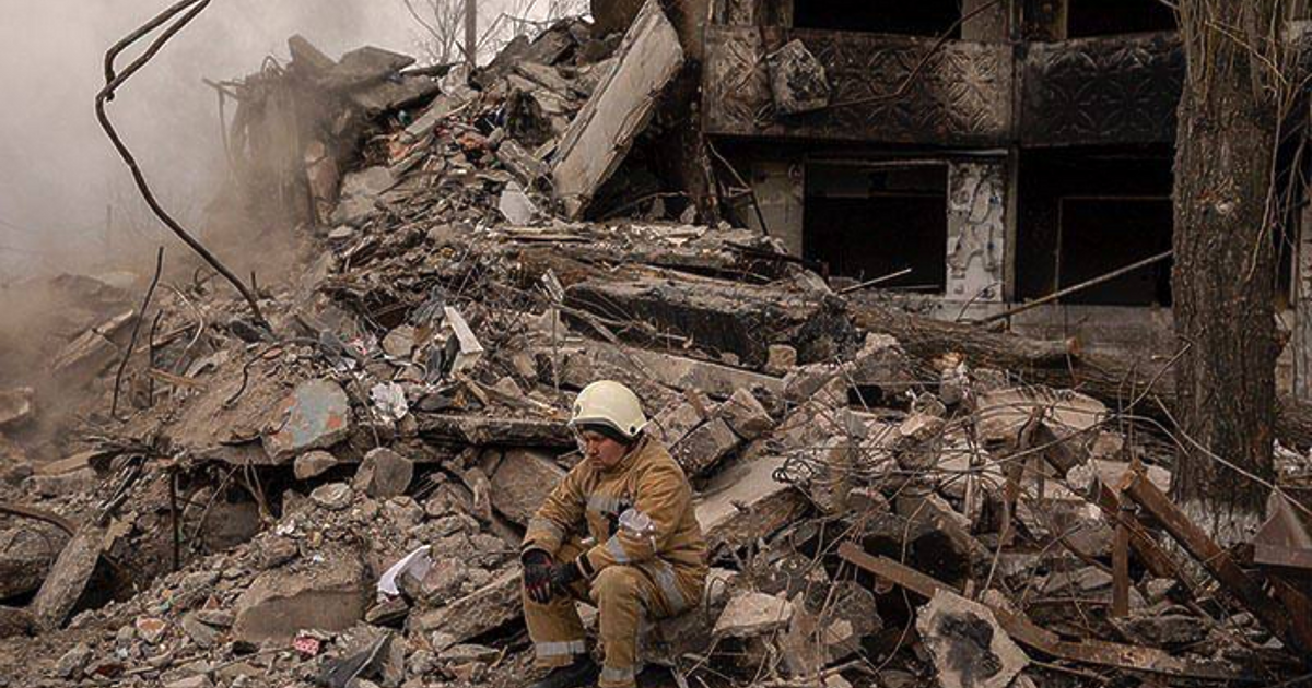 В борова гора близо до Изюм трима души стоят край