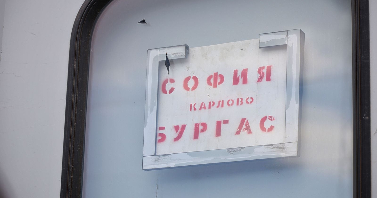 В много тежко, критично състояние е 20-годишното момиче, скочило от