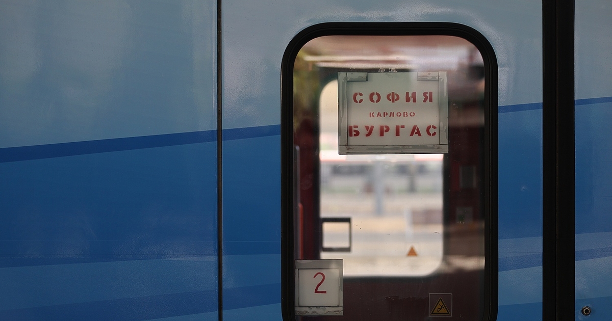 Едно от момичетата, скочили от влак в движение по линията