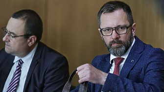 Близо 2 3 милиона лева делено на 174 директори Това според Българската