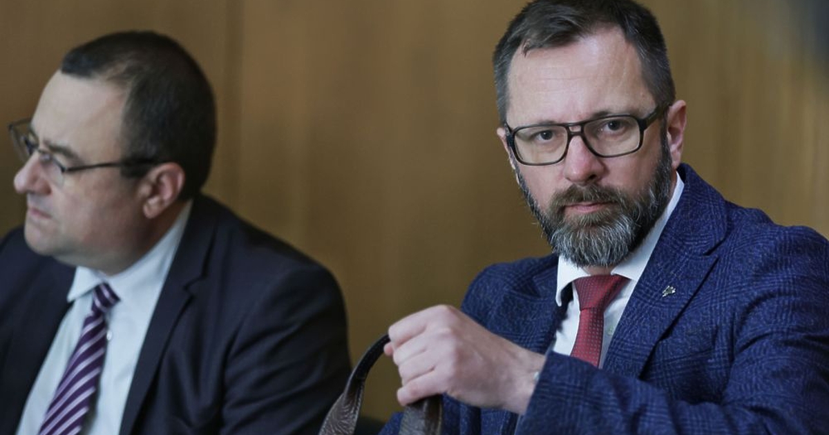 Близо 2,3 милиона лева, делено на 174 директори...Това, според Българската