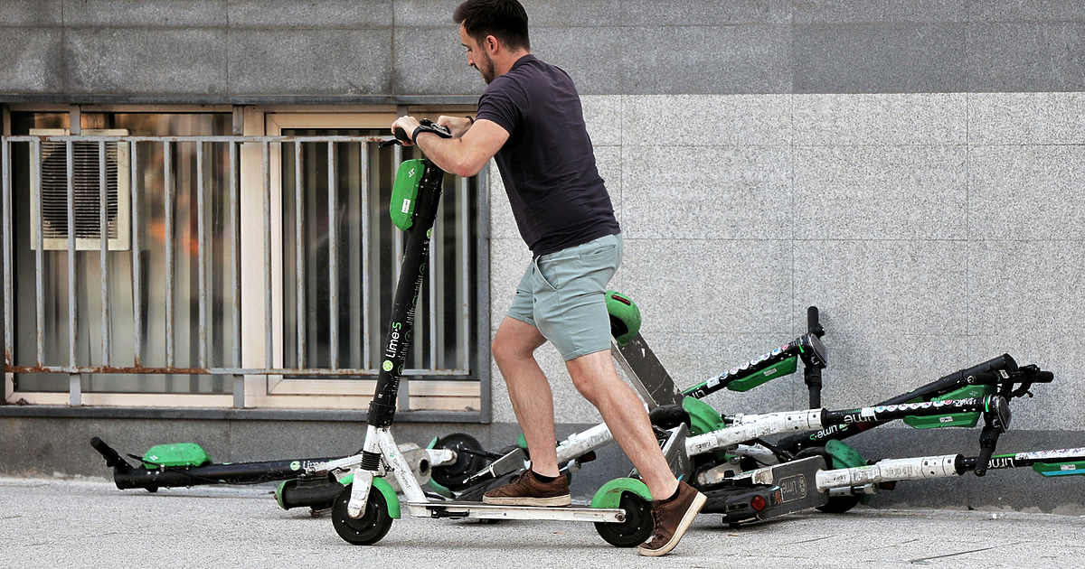 В Солун въвеждат мерки срещу безразборното паркиране на електрически тротинетки.