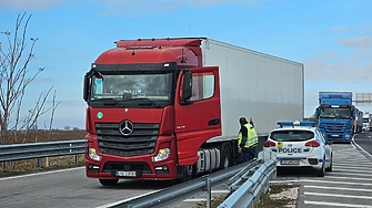 Товарен камион се е преобърнал тази нощ около 5 и километър