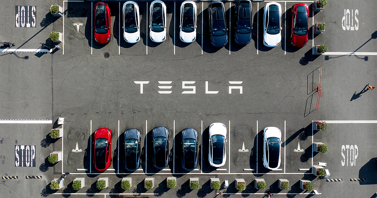 В началото на този месец Tesla беше призната за частично