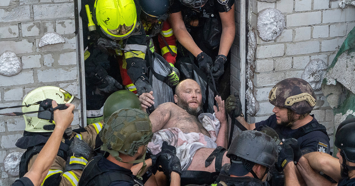 Анна Гин е журналистка и писателка, живее в украинския град