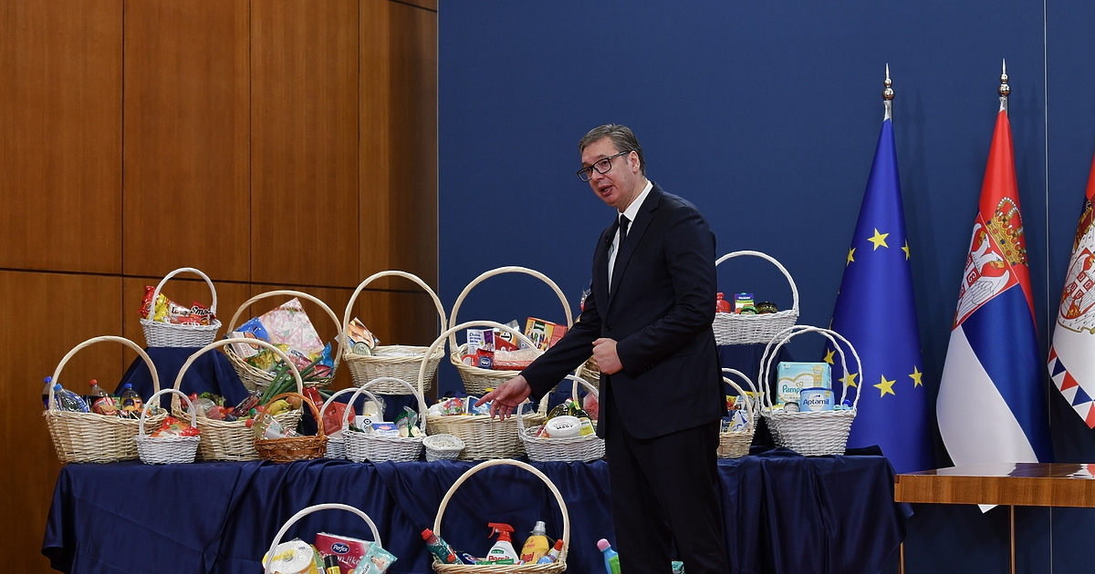 В средата на циклон от протести срещу него, президентът на