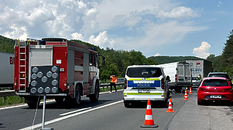 Катастрофа между четири тежкотоварни автомобила и лек автомобил затруднява движението