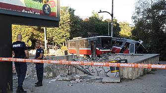 Без никой да се качва в трамая през незатворено малко прозорче 22 годишен