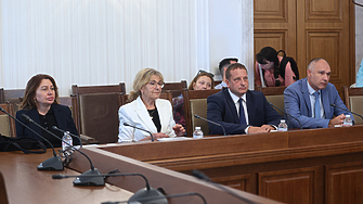 Щастливи служители нова сграда нови автомобили международен обмен чрез обучителни