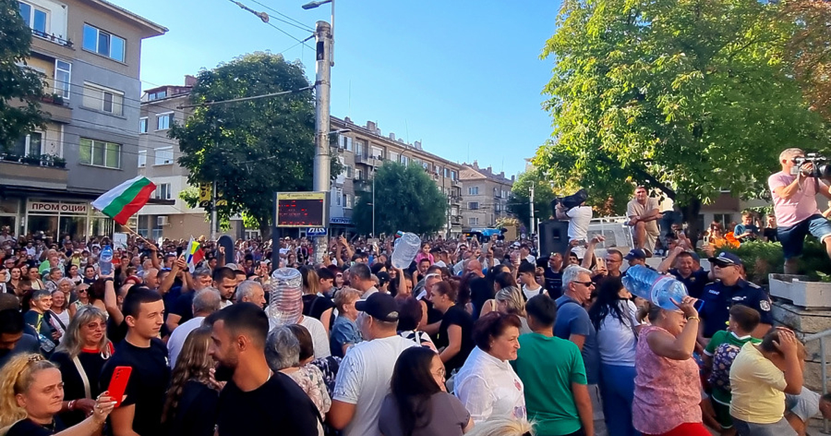 Плевен излезе в неделя вечер на втория си голям протест,