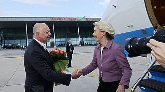 Премиерът Росен Желязков лично посрещна на летището в Пловдив председателката