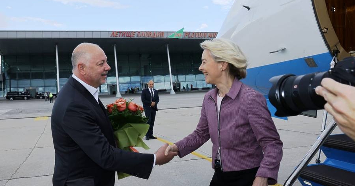 Премиерът Росен Желязков лично посрещна на летището в Пловдив председателката