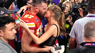 Тейлър Суифт и Травис Келси се сгодиха съобщи Асошиейтед прес Певицата и състезателят