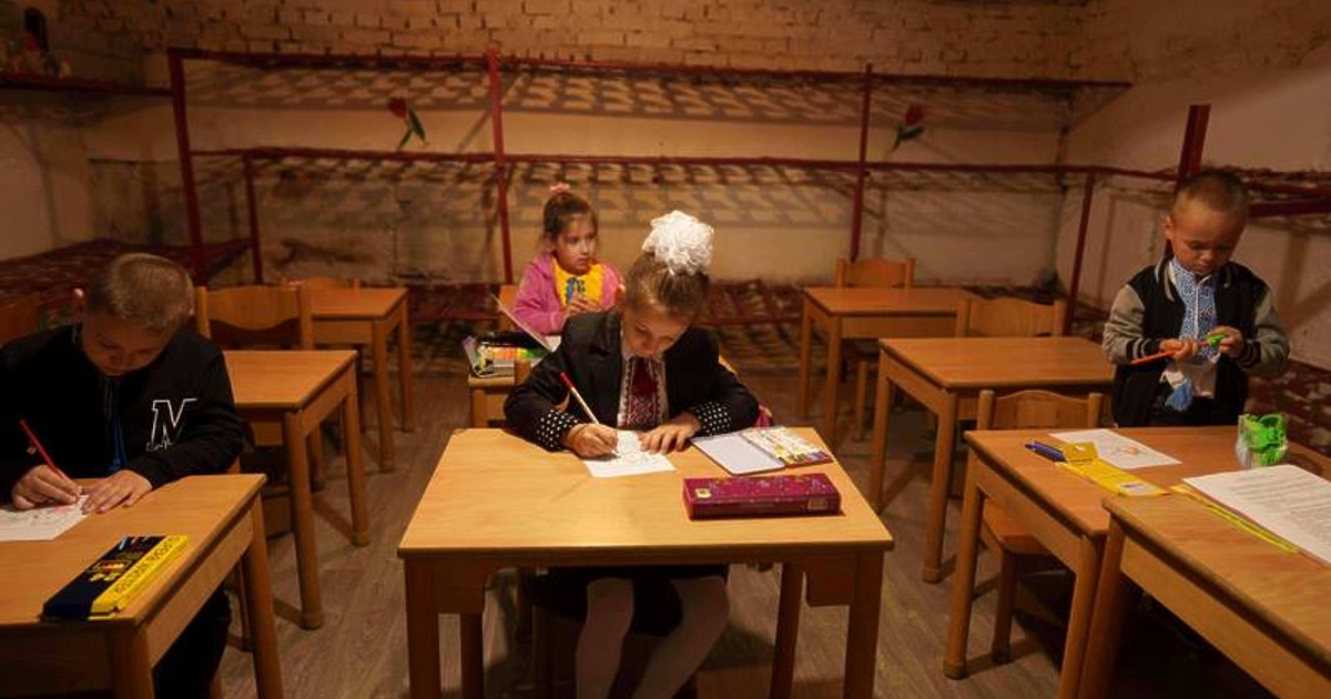 Децата в Украйна се върнаха вчера в училище за началото на