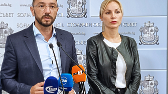 Делян Пеевски свободно ходи по тротоарите сред хората и разказва