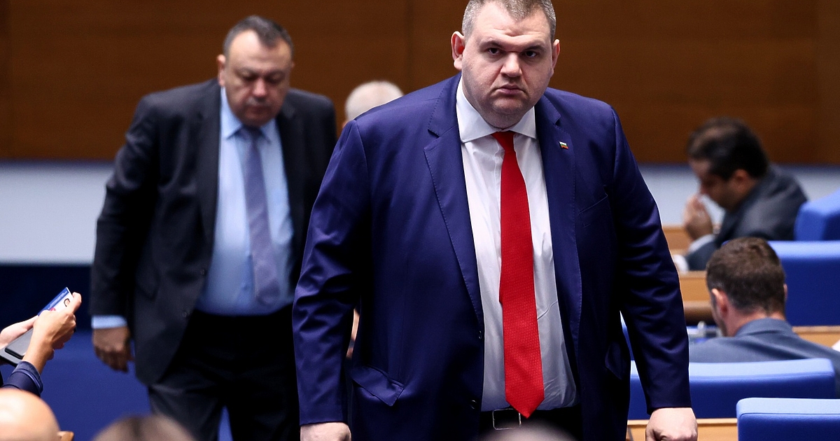 Делян Пеевски разпореди Борисов да нареди на премиера да приключи