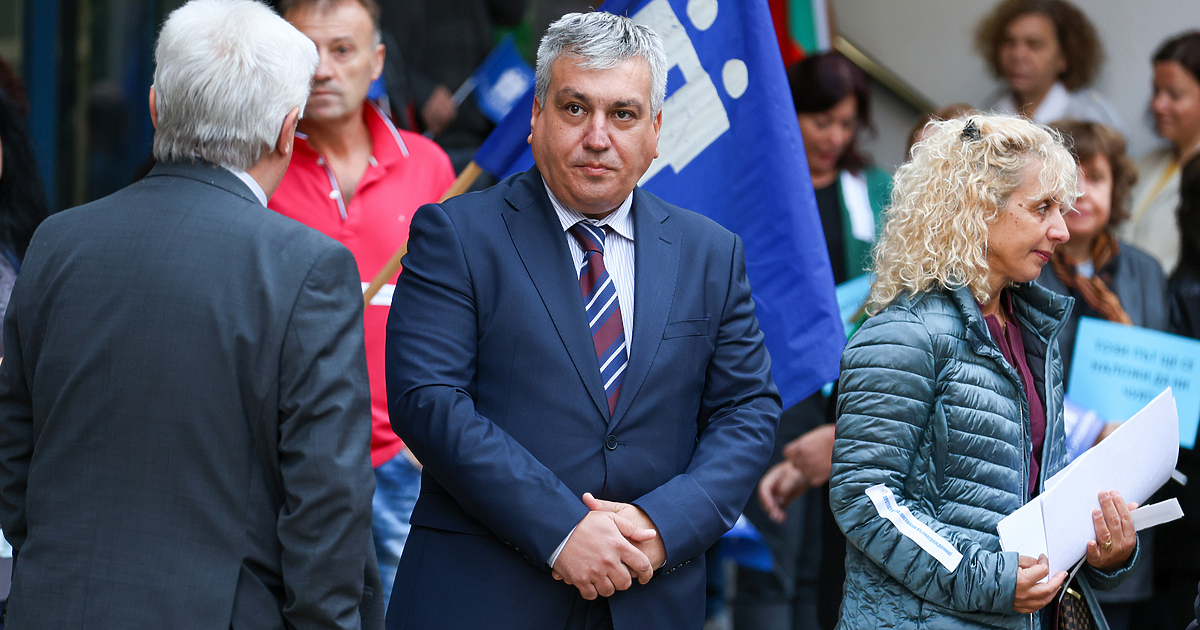 Докато властта опитва предсрочно и скорострелно да отстрани председателя на