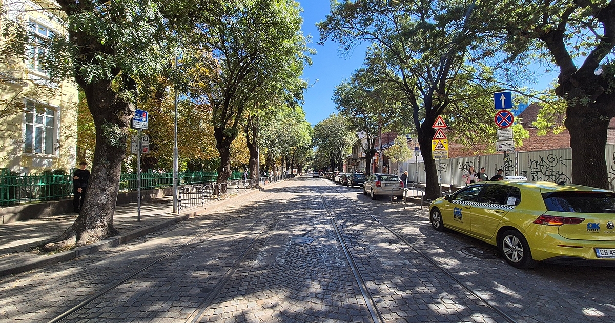 През септември 2025 пешеходите пътеки пред 18 СУ Уилям Гладстон“