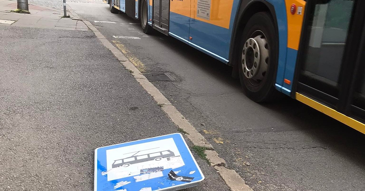 Бебе в детска количка е ударено от бутнат пътен знак