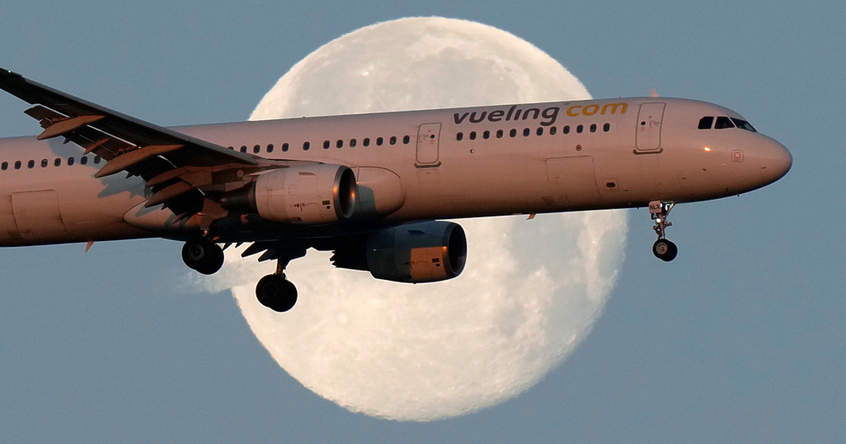 Самолет със стотици пътници на борда е бил принуден да