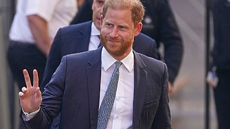 Британският принц Хари е пил чай с баща си –