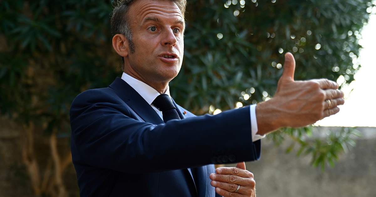 Клип на френския президент Емануел Макрон, който е в задръстване