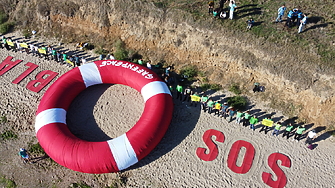 Активисти на Грийнпийс от България и Румъния разпънаха голям спасителен