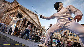 Поздравът в олимпийската фехтовка е стандарт от десетилетия преди