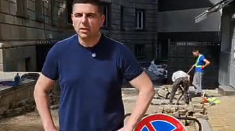 Ударна съботна бригада кърти жълтите павета за да сложи антипаркинг