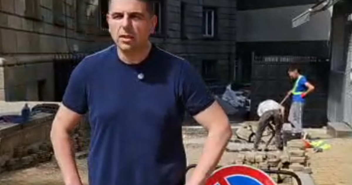 Ударна съботна бригада кърти жълтите павета, за да сложи антипаркинг