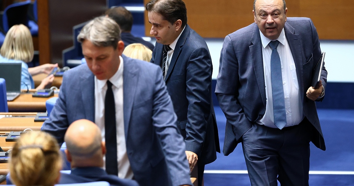 Едва около 40 минути продължи днешното заседание на парламента, след