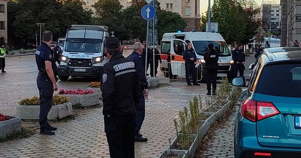 Полицай е припаднал пред парламента тази сутрин. По-късно той е