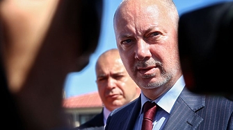 Не мога да знам по какъв начин общуват министрите с