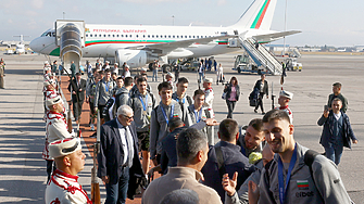 С червен килим и с гвардейска рота бяха посрещнати волейболните