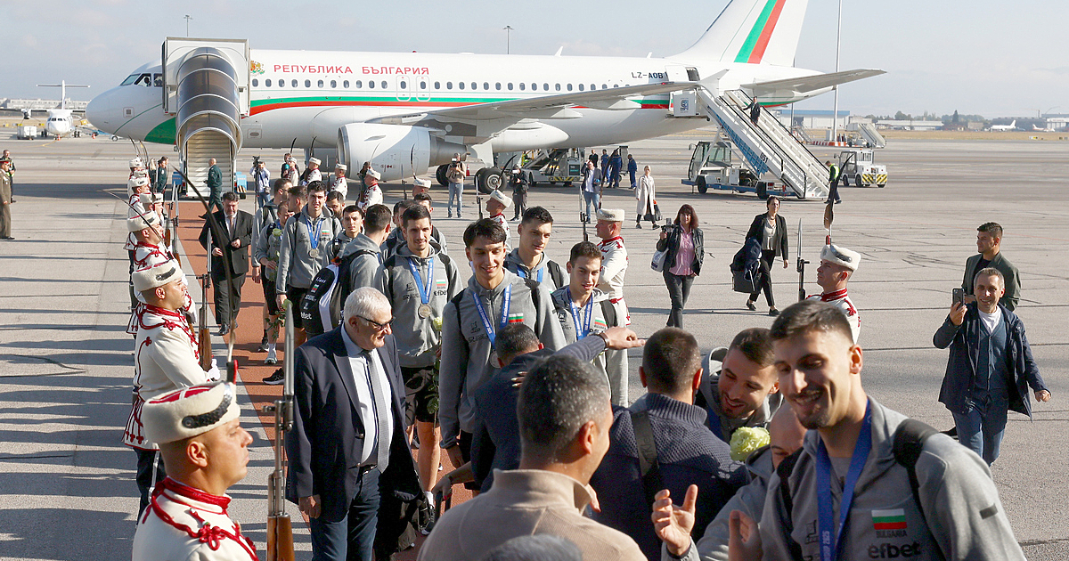 С червен килим и с гвардейска рота бяха посрещнати волейболните