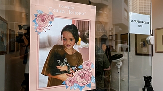 Благотворителна изложба с картини на загиналата Сияна беше открита в