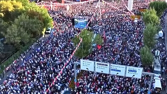 Най малко 50 000 души участваха вчера в протестен митинг в