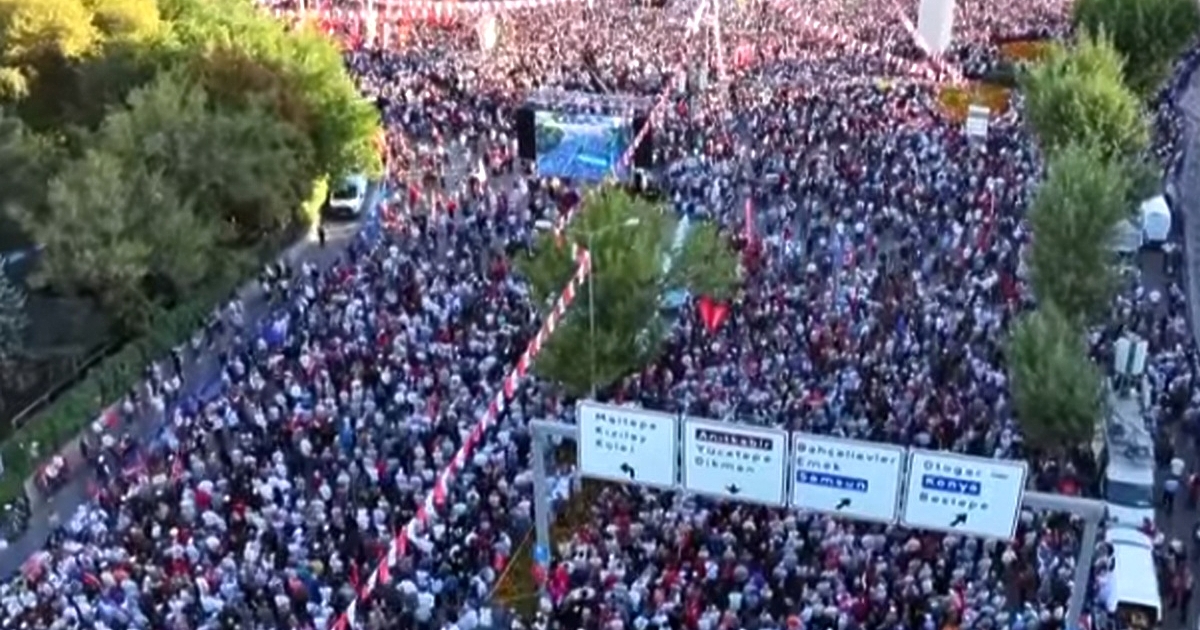 Най-малко 50 000 души участваха вчера в протестен митинг в