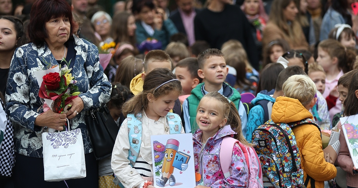 Новата учебна година започва днес в над 2300 училища в