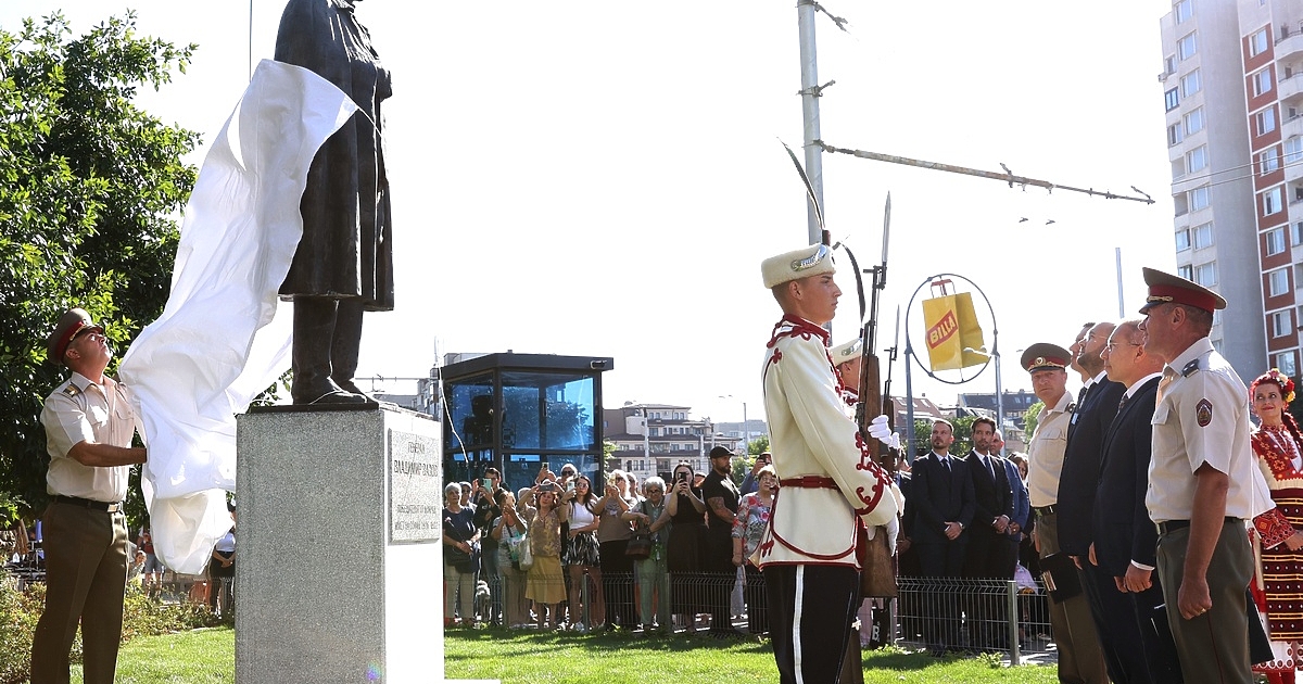 Паметник на бе открит в София в Деня на Съединението.На