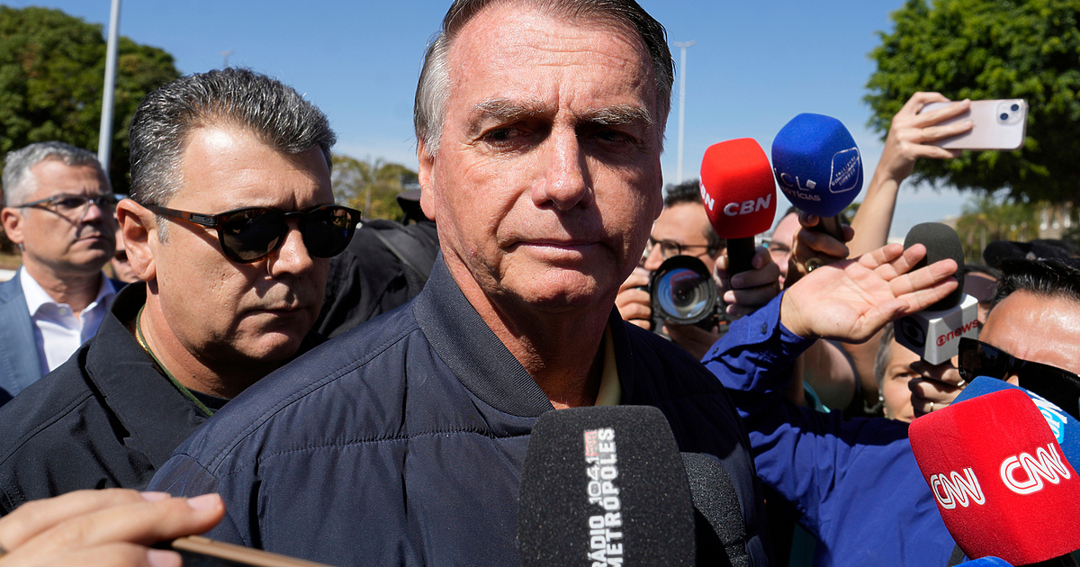 Предишният бразилски президент Жаир Болсонаро бе приет в болница, след