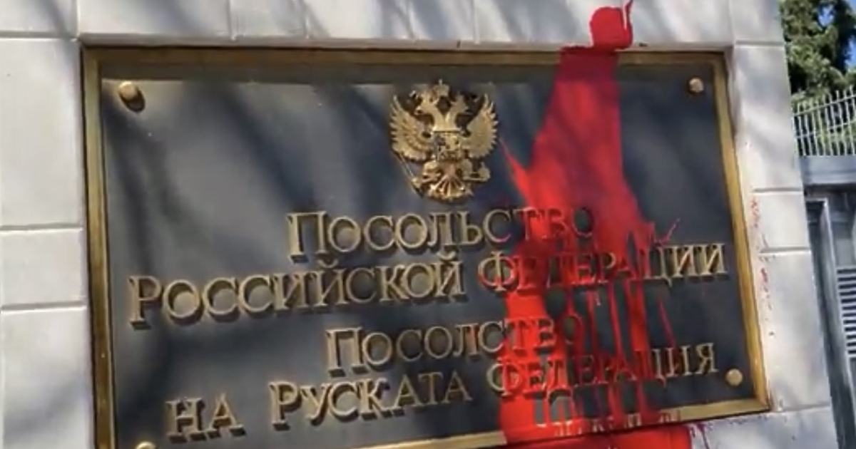 Мъж е опитал да нахлуе с автомобил в двора на