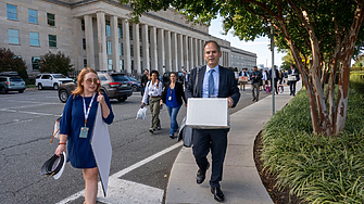 Десетки журналисти предадоха пропуските си и напуснаха Пентагона вчера след