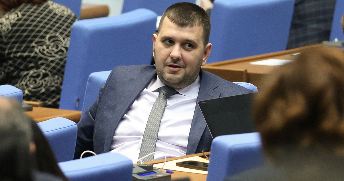 ДСБ внася законопроект за намаляване на администрацията с 15%. Това