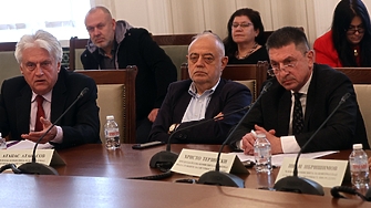 На фона на разместванията в управляващото мнозинство и отмененото заседание