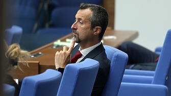 Правата на подуправителя на Националната здравноосигурителна каса НЗОК проф Момчил