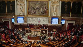 Правителството на френския премиер Себастиен Льокорню оцеля и при втори