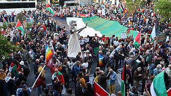 Осем полицаи и двама журналисти бяха ранени по време на