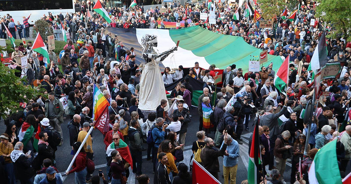 Осем полицаи и двама журналисти бяха ранени по време на