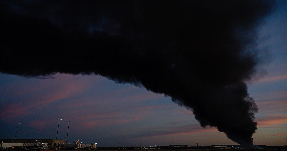 Най-малко трима души са загинали, а 11 са ранени при